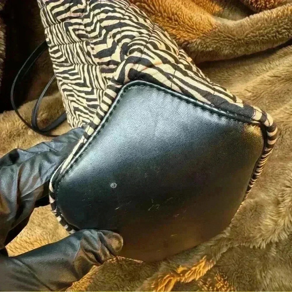 VERA BRADLEY Black & Tan quilted Shoulder Tote Bag Large/Floral Lining - Picture 6 of 12